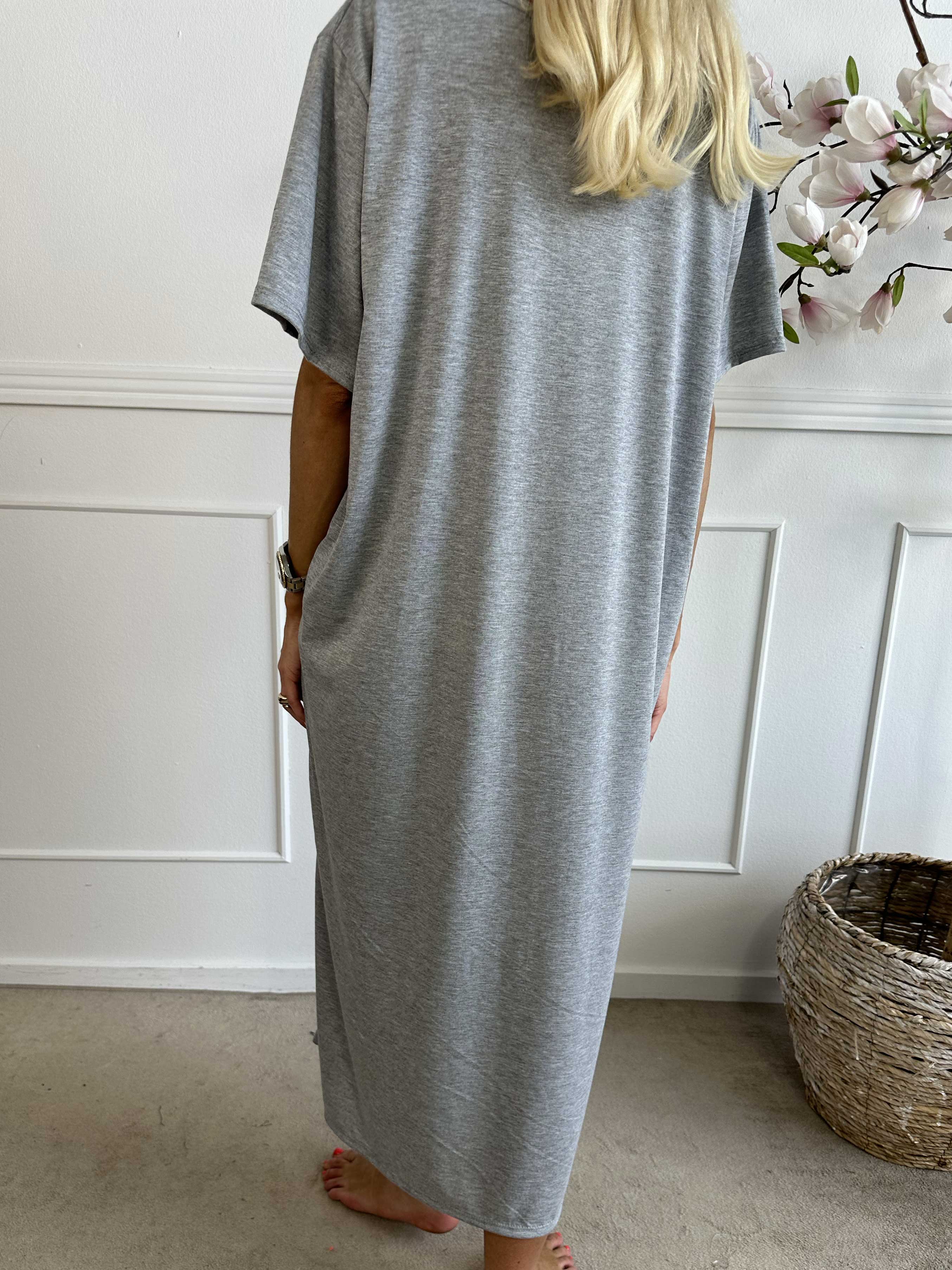 Abbie - Lång t-shirtklänning i viskos som andas